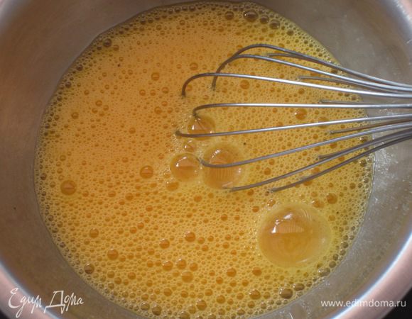 Яйца хорошо взбить,посолить по вкусу,добавить порубленную зелень и хорошо перемешать.