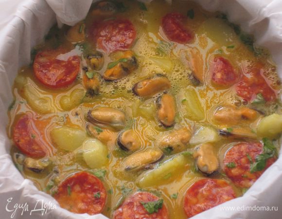 Добавить яйца  к основной массе и ещё раз перемешать.Выложить в форму диаметром 20 см с пергаментом и запекать в разогретой до 200 ° С духовке 35-40 минут.