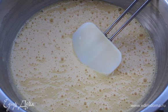 Тесто: Муку просеять с разрыхлителем.Взбить яйца с сахаром.Добавить муку с разрыхлителем,манку,щепотку соли и лимонный сок.Перемешать до получения однородного теста.