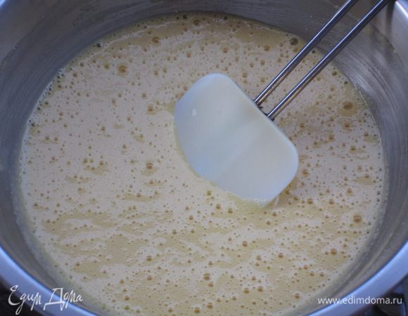 Тесто: Муку просеять с разрыхлителем.Взбить яйца с сахаром.Добавить муку с разрыхлителем,манку,щепотку соли и лимонный сок.Перемешать до получения однородного теста.
