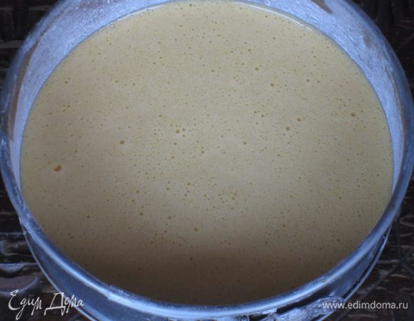 Форму диаметром 20 см смазать маслом и присыпать мукой.Выложить тесто в форму и выпекать в разогретой до 180 ° С духовке 25 минут до сухой палочки.