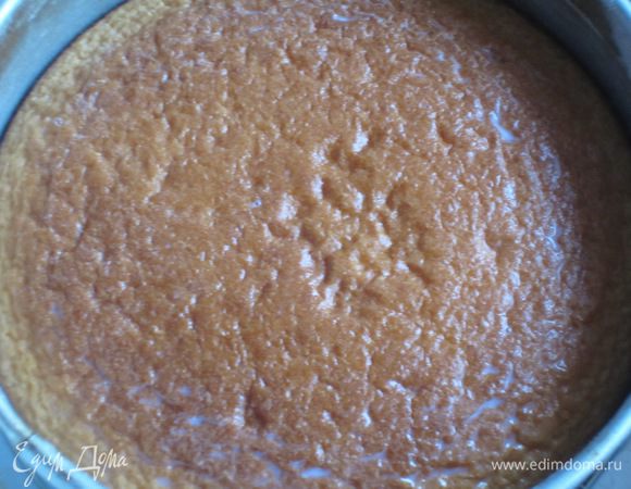 Готовый пирог вынуть из духовки и залить холодной молочной заливкой.