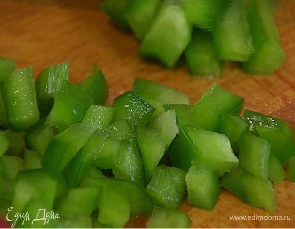 Сладкий перец, удалив семена и плодоножку, нарезать маленькими кубиками.