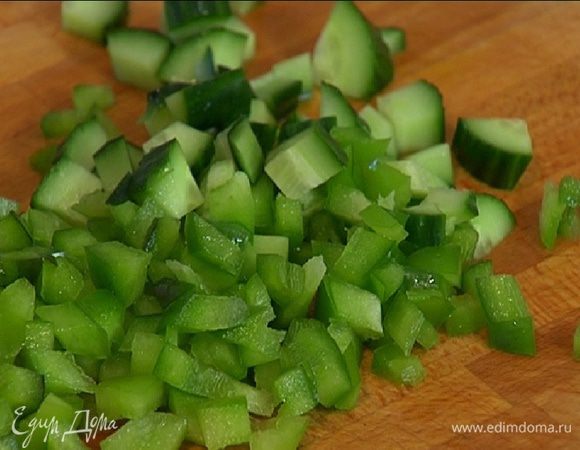 Половинку огурца нарезать небольшими кубиками.