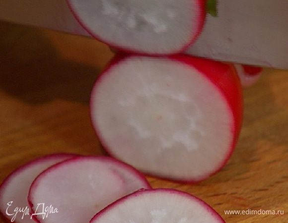 Редис нарезать тонкими кружками.