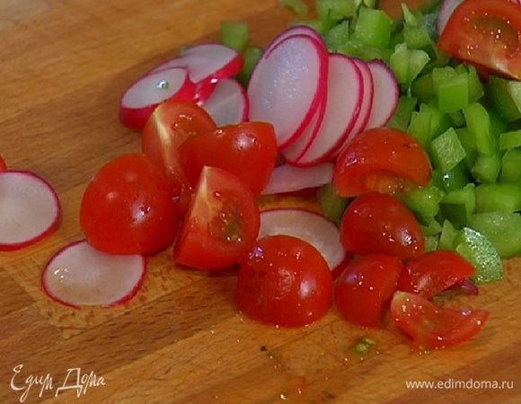 Помидоры черри разрезать на 4 части.