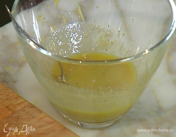 Приготовить заправку: соединить лимонный сок и цедру с пастой тахини, посолить, поперчить, влить оливковое масло и перемешать.