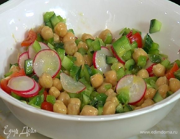 Нут, сладкий перец, помидоры, огурец и редис выложить в глубокую посуду, полить заправкой и перемешать.