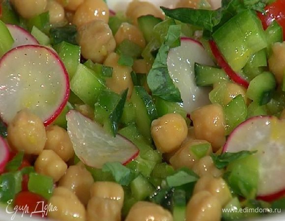 Базилик порвать руками и посыпать салат.