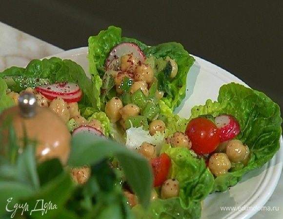 Романо разобрать на отдельные листья, разложить в них овощной салат и посыпать сверху сумахом.