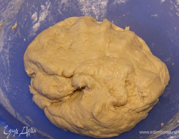 Дрожжи смешать с 3 ст. л. воды и 1 ч. л. сахара. Масло размягченное взбиваем до побеления. Добавляем сахар, соль и корицу. Добавляем дрожжи с водой, яйца. Теперь постепенно всыпаем муку, по 1 чашке, перемешивая тесто каждый раз. Тесто получится густое, как на булочки. Оставляем на расстойку минут на 40 или на час.