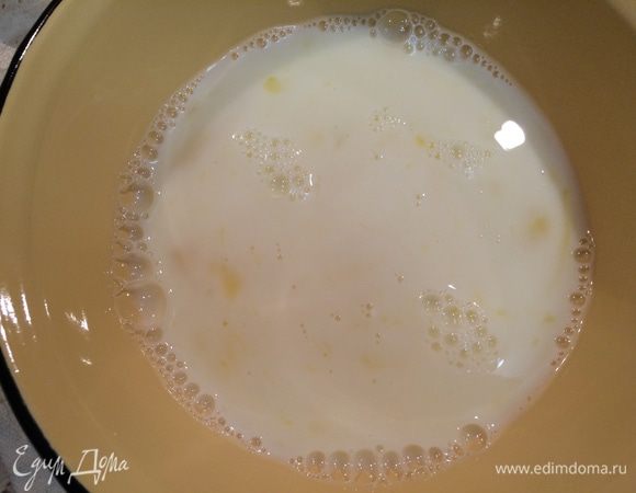 Смешать жидкие ингредиенты: яйца и молоко.