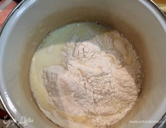 Влить жидкую смесь в мучную, хорошо перемешать деревянной ложкой.