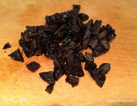 Чернслив без косточек промыть теплой водой, порезать кусочками и добавить в тесто. Перемешать до однородного стостояния.