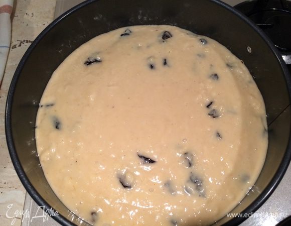 Дно разъемной формы 20 см выстелить бумагой для выпечки, стенки смазать сливочным маслом. Вылить тесто, верх разровнять лопаткой.
Выпекать в разогретой до 175 градусов духовке примерно 30-35 мин. Готовность пирога проверить деревянной палочкой.