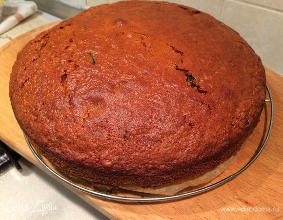 Готовый пирог вынуть из духовки, остудить на решетке. 