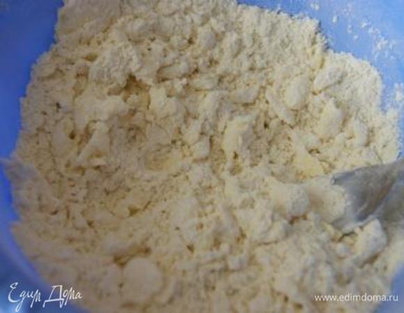 Готовим тесто. Масло порезать кусочками, соединить с солью и мукой в крошку.