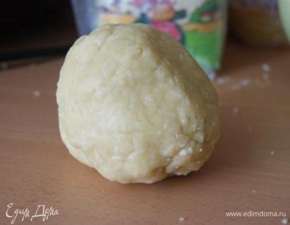 Добавить тертый на мелкой терке сыр, перемешать, Белок отделить от желтка. Белок добавить в тесто. Тесто отправить в холодильник на час.