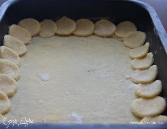 Тесто выложить в форму. Я из части теста вырезала кружочки и выложила их по бортам формы.