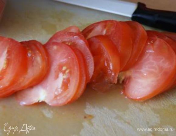 Помидоры нарезать кружочками.