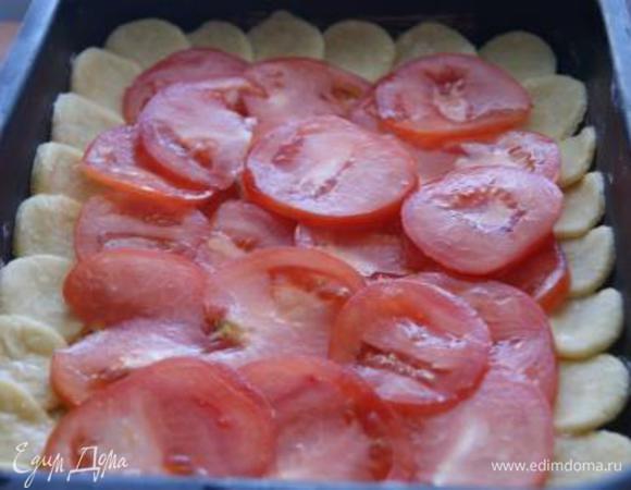 На основу выложить помидоры.