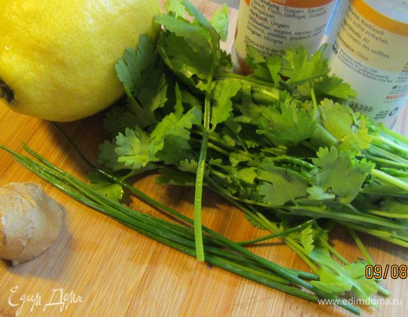 Кинзу и лук моем. сушим и рубим крупно. Чеснок, перчик чили и имбирь режем средними кусками. 
