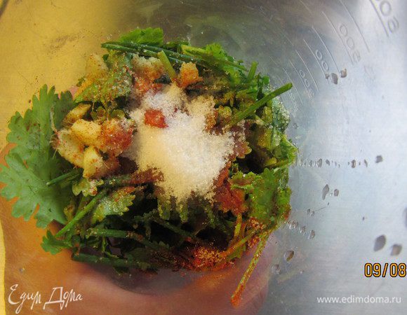 Все перекладываем в блендер или кухонный комбайн и измельчаем в однородную массу. Добавляем лимонный сок, сахар и соль. Взбиваем еще раз.