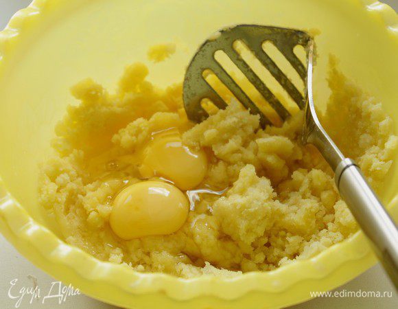 Картошку отварить в воде 20-25 минут. Слить воду и потолочь. Немного остудить. Добавить яйца,