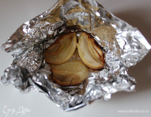 Чеснок очистить, выложить в фольгу, сбрызнуть оливковым маслом и запечь в духовке до золотистого цвета (10-12 минут)

Пасту отварить в большом количестве воды с добавлением соли, откинуть на дуршлаг и слегка охладить.