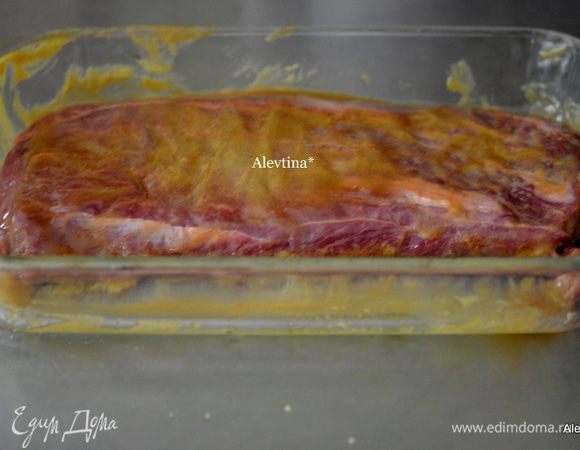 Смешать оливковое масло, дижонскую горчицу, коричневый сахар с солью и перцем. Смазать кусок говядины со всех сторон . Положить мариноваться на 4 часа в холодильник. После дать постоять при комнатной тем-ре 15 мин.