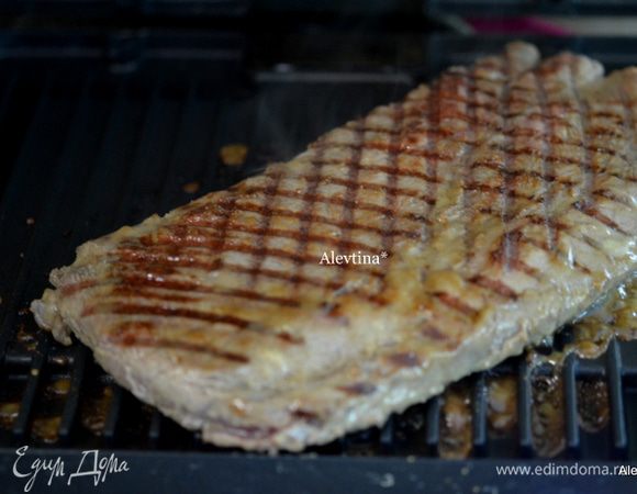 Приготовить затем на гриле или в духовке на противне при тем-ре 200 гр.с кровью или без.