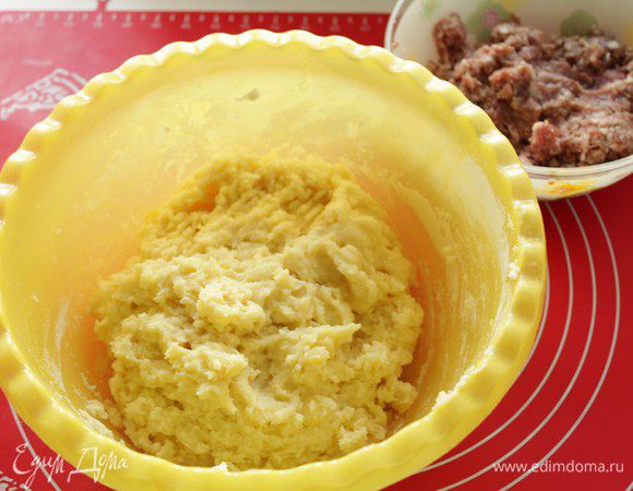 Затем добавить муку, разрыхлитель,  по вкусу соль, перец, мускатный орех, перемешать.