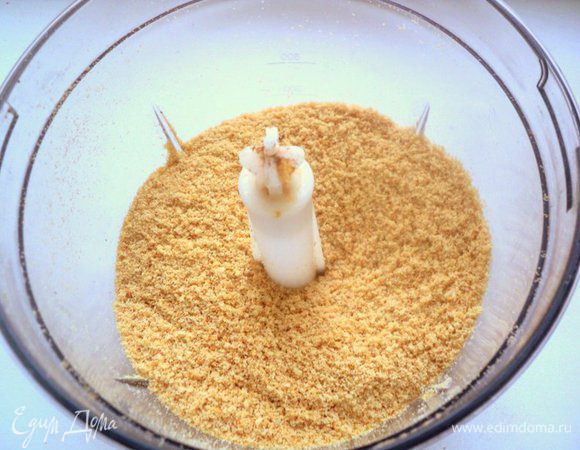 Печенье измельчить в блендере в крошку.
