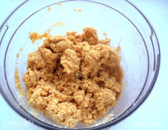 Добавить мягкое сливочное масло и смешать блендером в импульсном режиме в маслянистую крошку.