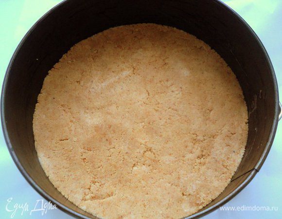 Выложить основу в форму Ф-20 см и равномерно уплотнить ложкой.