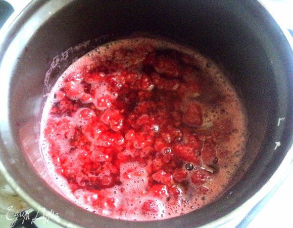 Малину с сахаром довести до кипения, затем протереть через сито. 