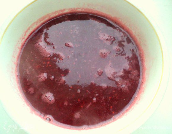 Желатин залить 60 мл холодной кипяченой воды, дать набухнуть. Разбухший желатин добавить в горячий малиновый сироп и размешать до его растворения. Охладить до комнатной температуры.