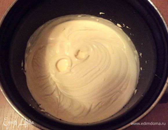 Взбить охлажденные сливки до загустения.