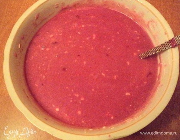 Творог хорошо растереть, добавляя по 2 ст.ложки  половину малинового сиропа с желатином.