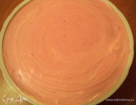 Затем частями ввести взбитые сливки, осторожно перемешать.