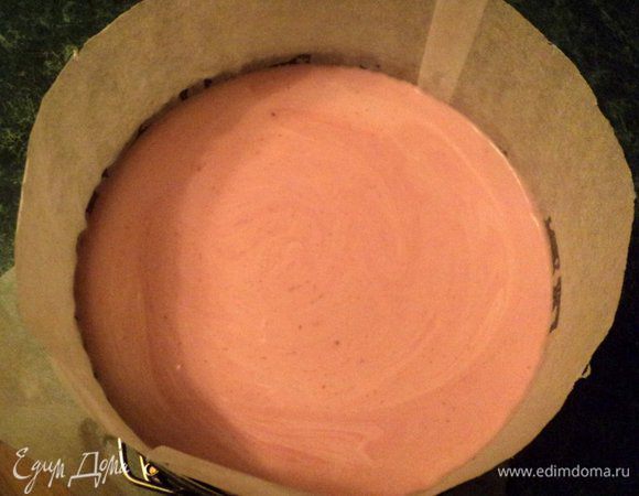 Вылить суфле в форму на основу из печенья. Поставить в морозилку на 15-20 минут, чтобы суфле схватилось. Бока формы предварительно проложить бумагой для выпечки или пищевой пленкой.