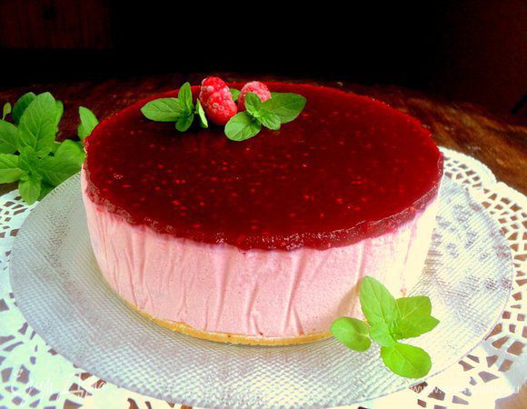 Когда суфле «схватится», сверху осторожно вылить оставшийся малиновый сироп с желатином. Поставить в холодильник для окончательного застывания. Перед подачей украсить торт малиной и листиками мяты.