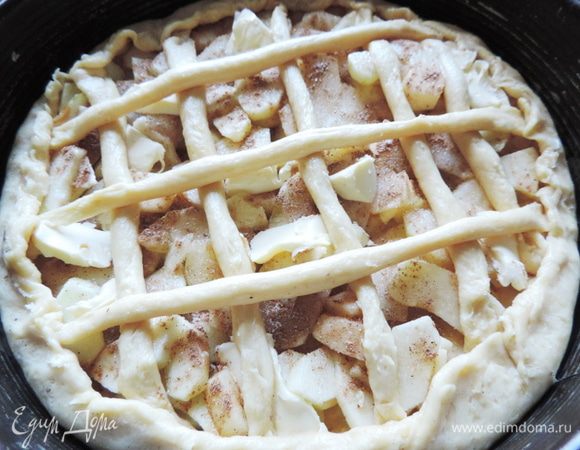 Из оставшегося теста раскатываем жгутики и выкладываем решеткой на начинку.