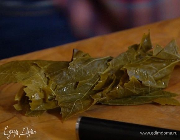 Виноградные листья вымочить в холодной воде, затем промыть и просушить бумажным полотенцем.