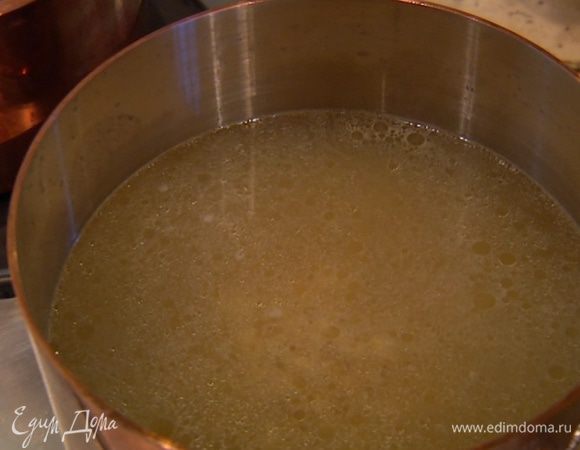 Перловку промыть, просушить, всыпать в горячий бульон и немного поварить.