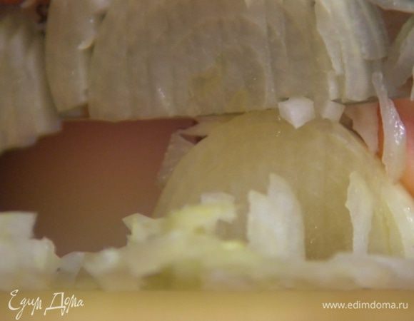 Лук и чеснок почистить и очень мелко порубить.