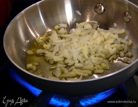 Разогреть в сковороде растительное масло и обжарить лук и чеснок.
