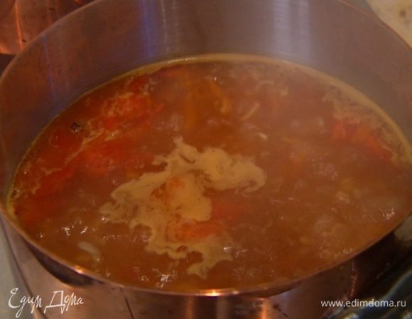 Обжаренные овощи добавить в суп и варить до готовности перловки.