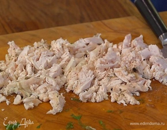 Куриное мясо порезать.