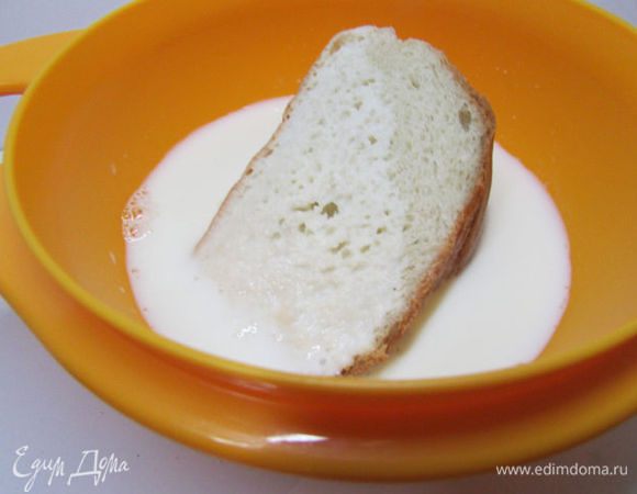 Батон замочить в молоке.